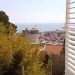 Vjera Pensión 2*